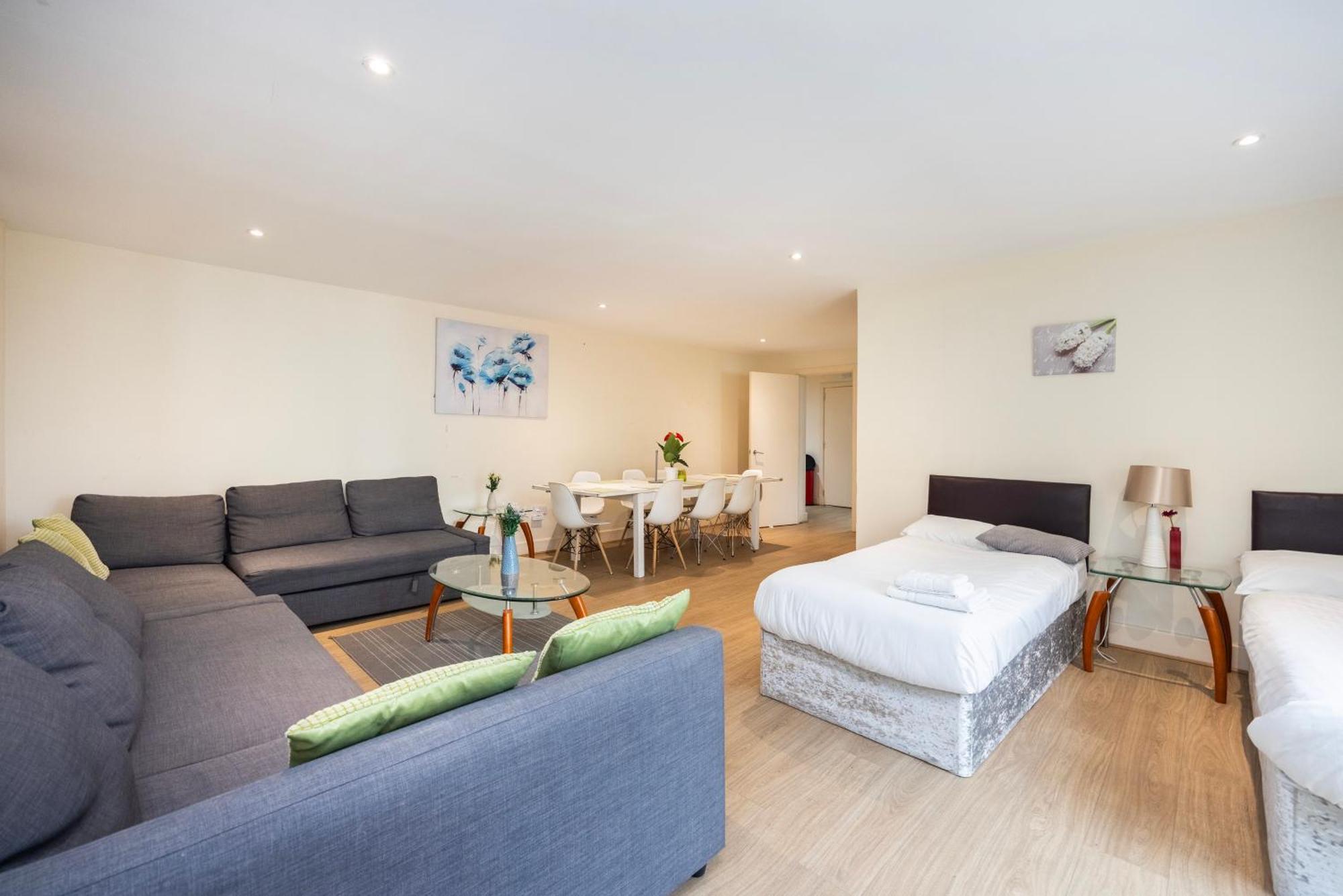 Heads On Bed -canary Wharf Docklands For The Larger Groups Apartment London