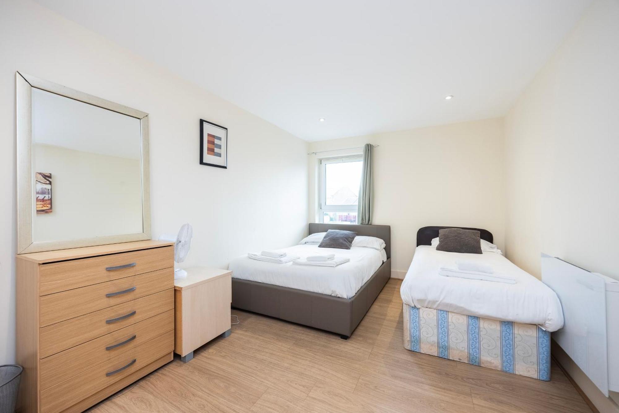 Heads On Bed -canary Wharf Docklands For The Larger Groups *
