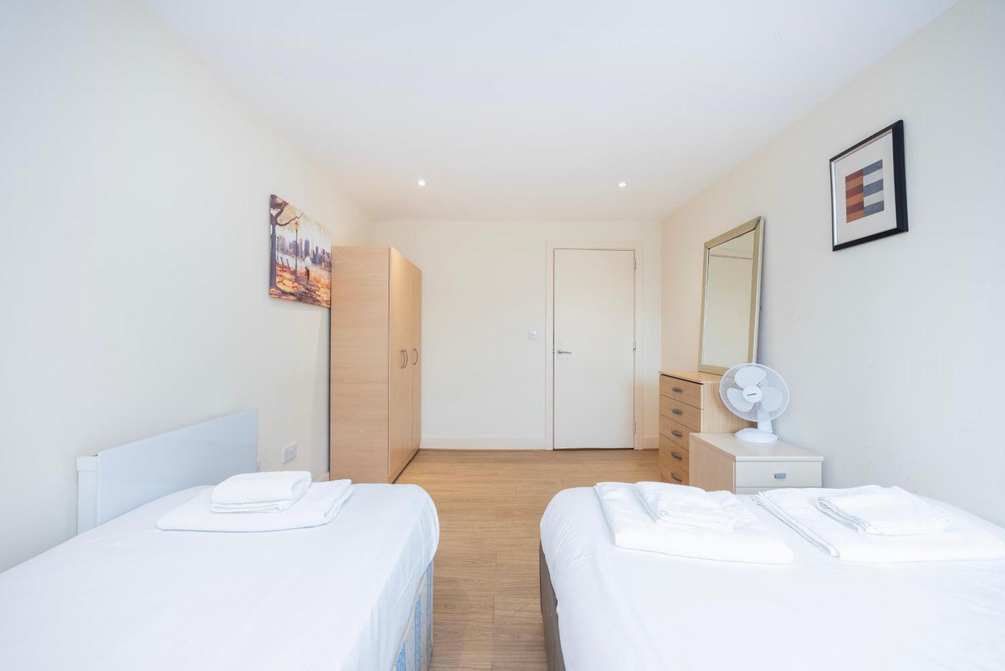 Apartment Heads On Bed -canary Wharf Docklands For The Larger Groups