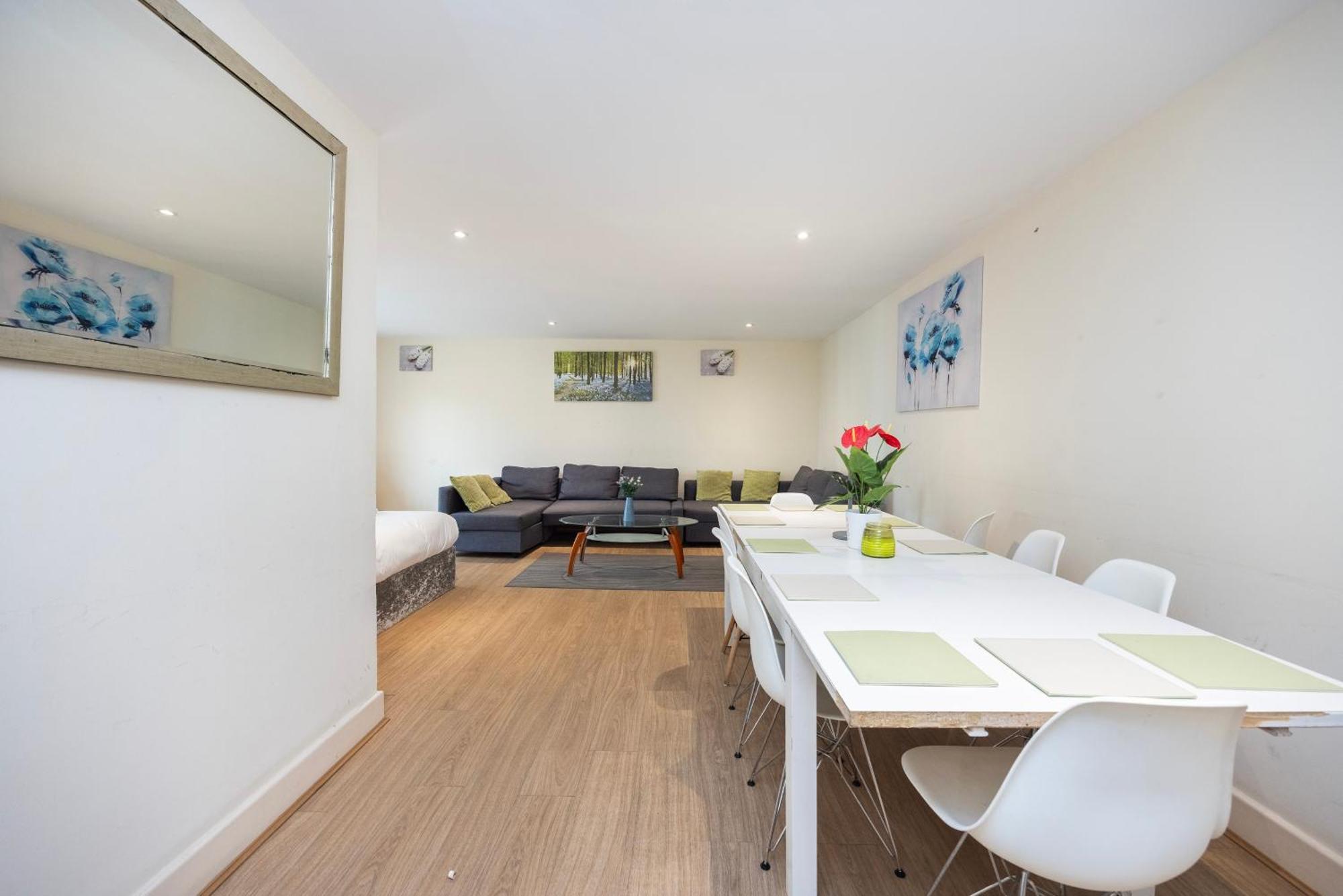 Heads On Bed -canary Wharf Docklands For The Larger Groups Apartment *