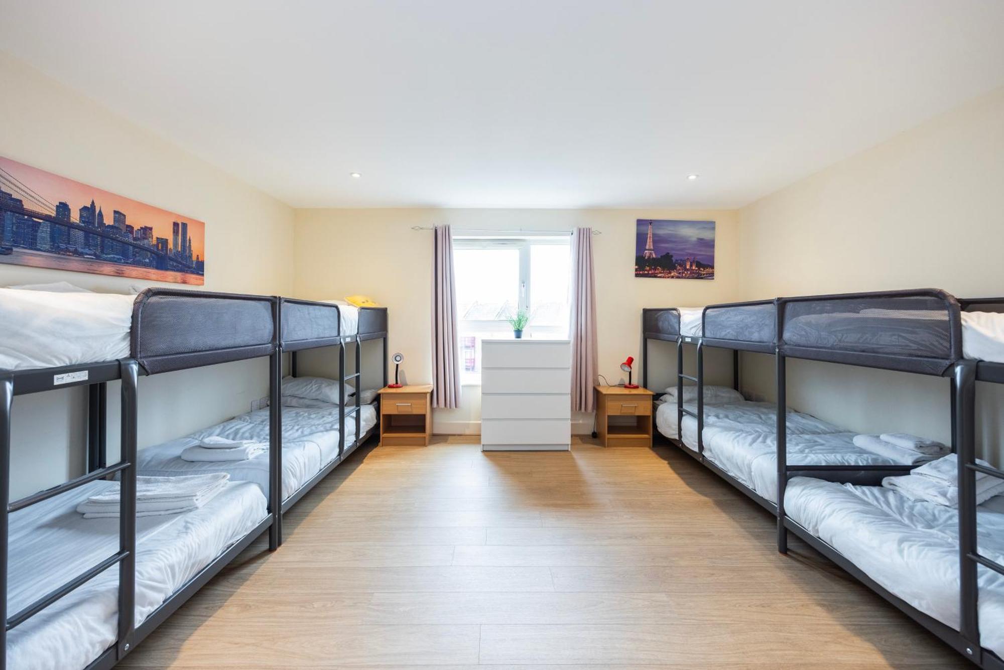 Apartment Heads On Bed -canary Wharf Docklands For The Larger Groups *