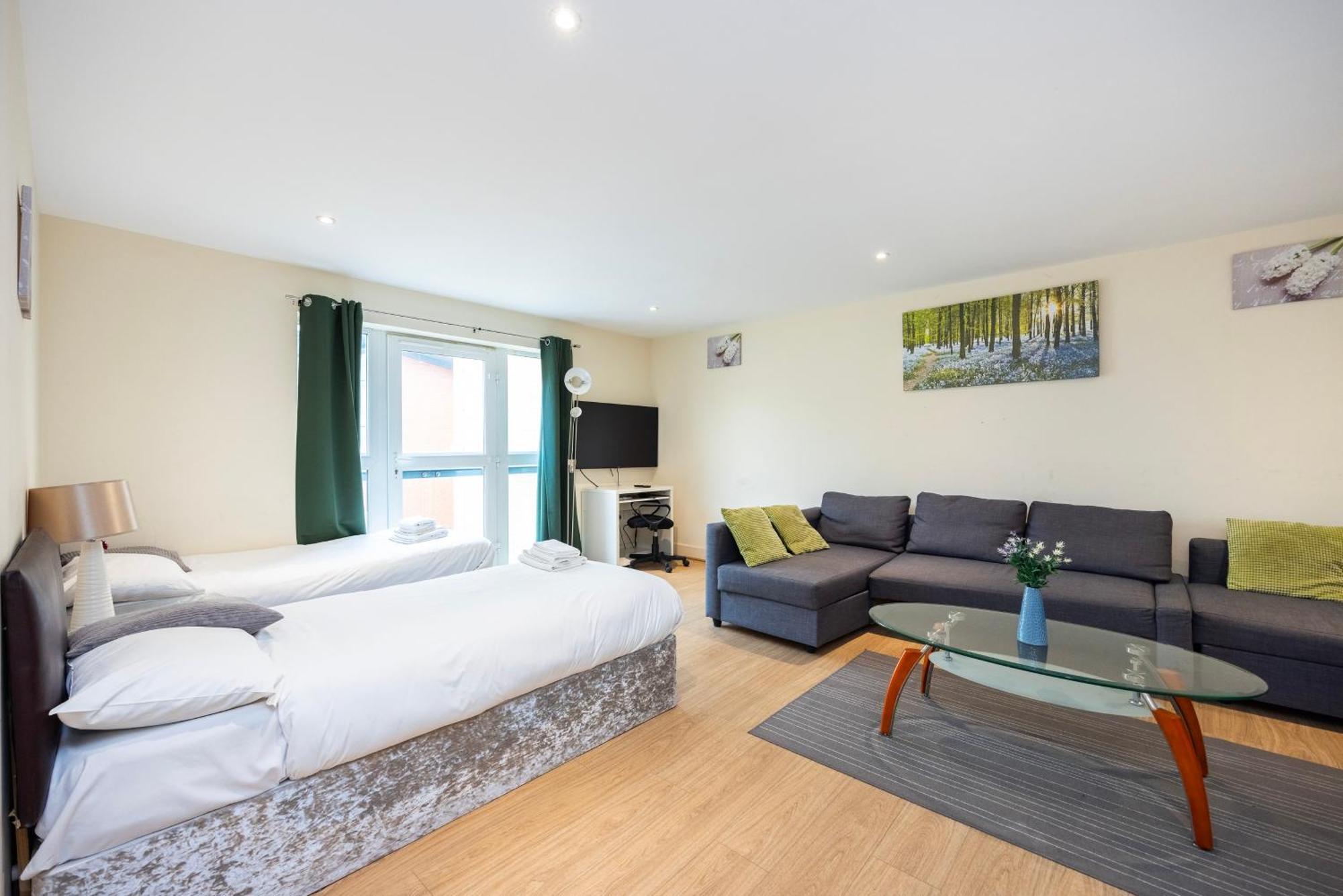 Apartment Heads On Bed -canary Wharf Docklands For The Larger Groups London