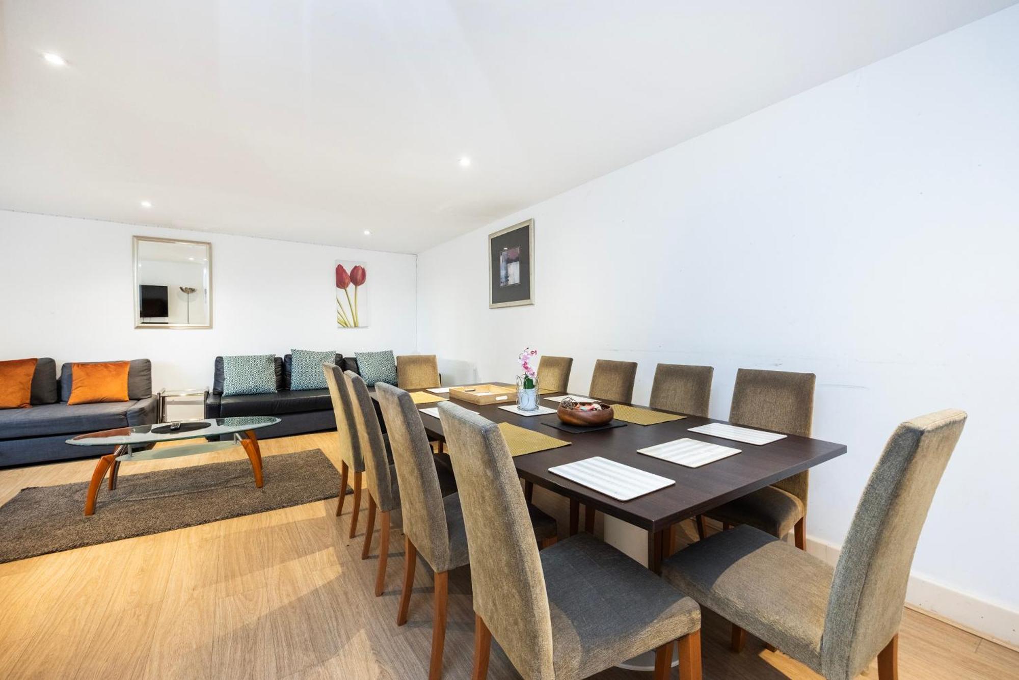 Apartment Heads On Bed -canary Wharf Docklands For The Larger Groups