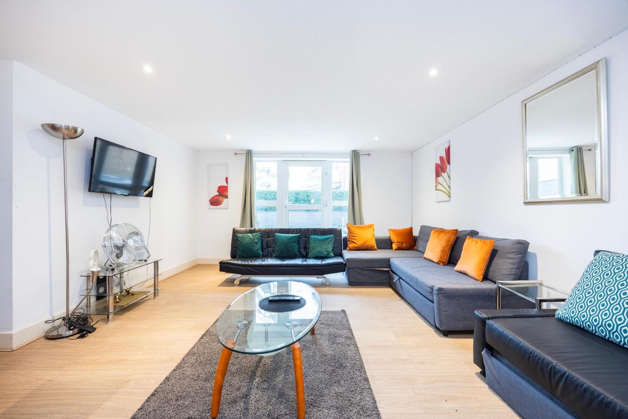 Apartment Heads On Bed -canary Wharf Docklands For The Larger Groups *