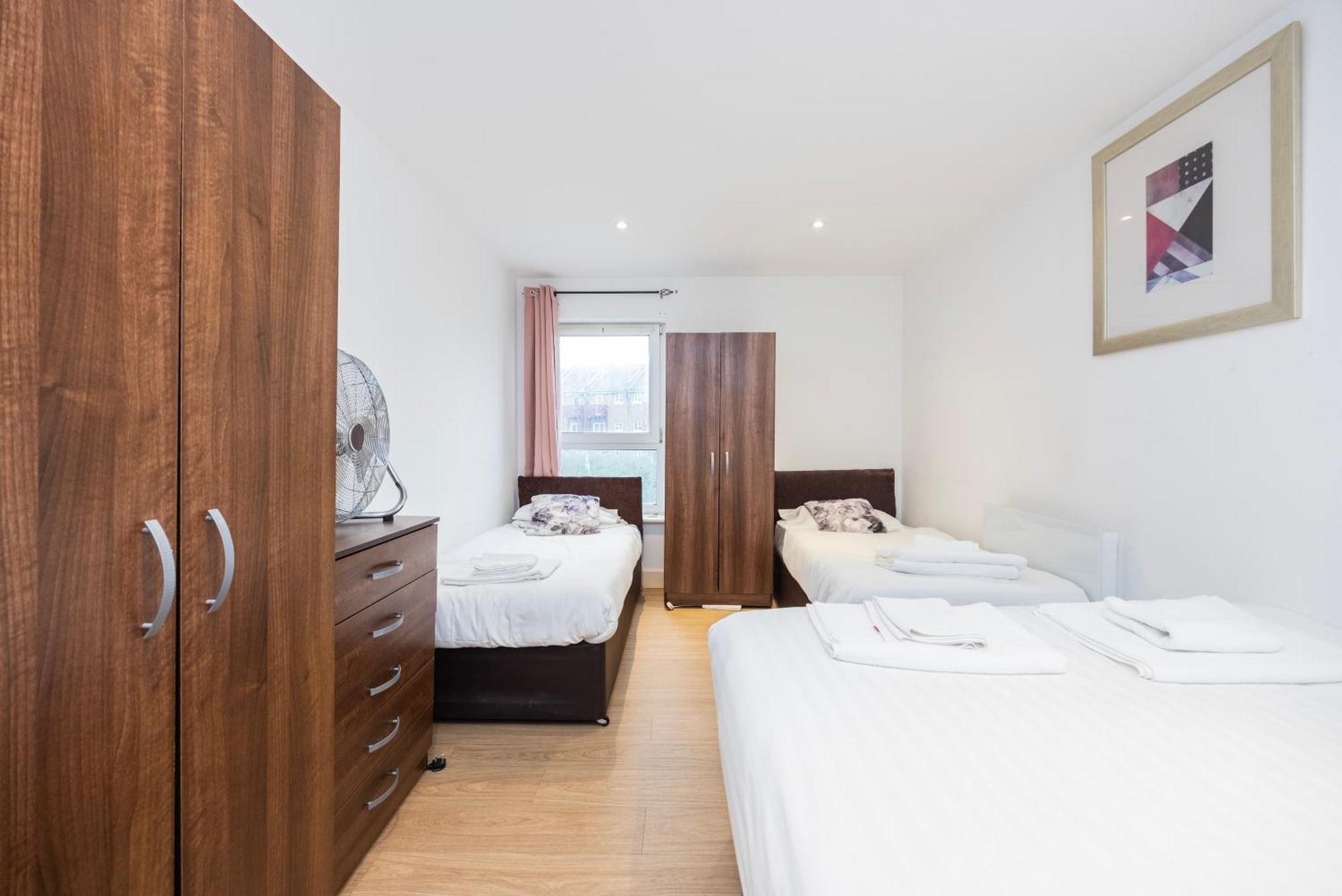 Apartment Heads On Bed -canary Wharf Docklands For The Larger Groups London