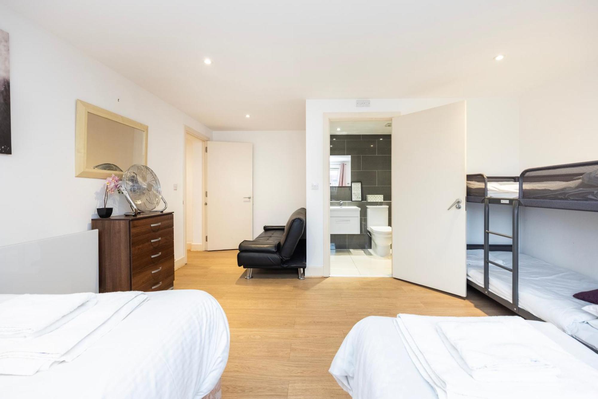 Heads On Bed -canary Wharf Docklands For The Larger Groups * London