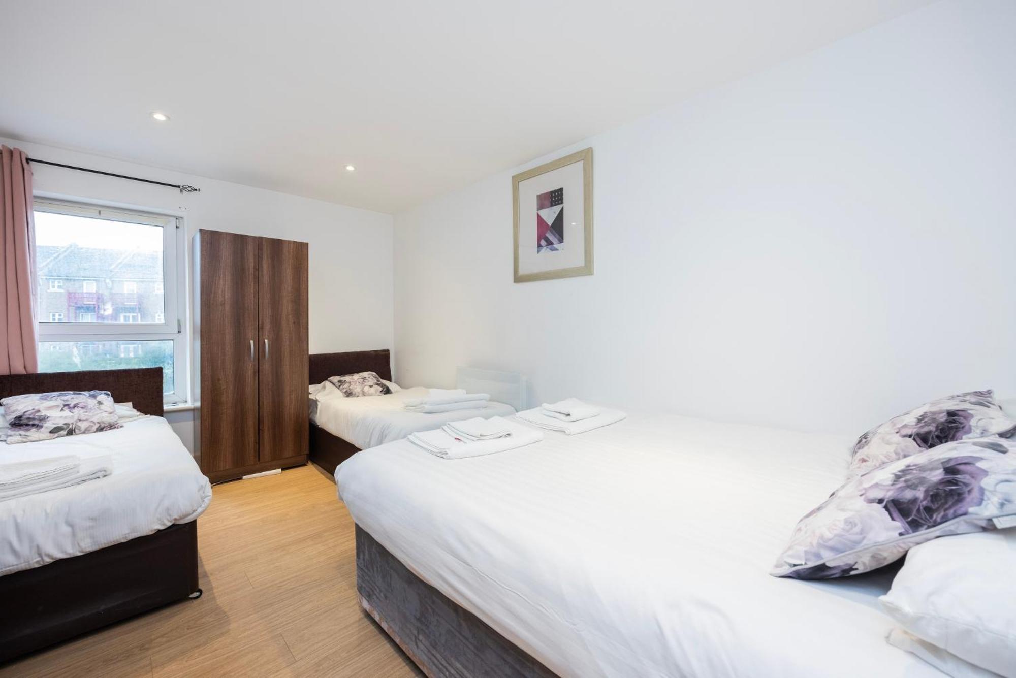 Heads On Bed -canary Wharf Docklands For The Larger Groups Apartment *