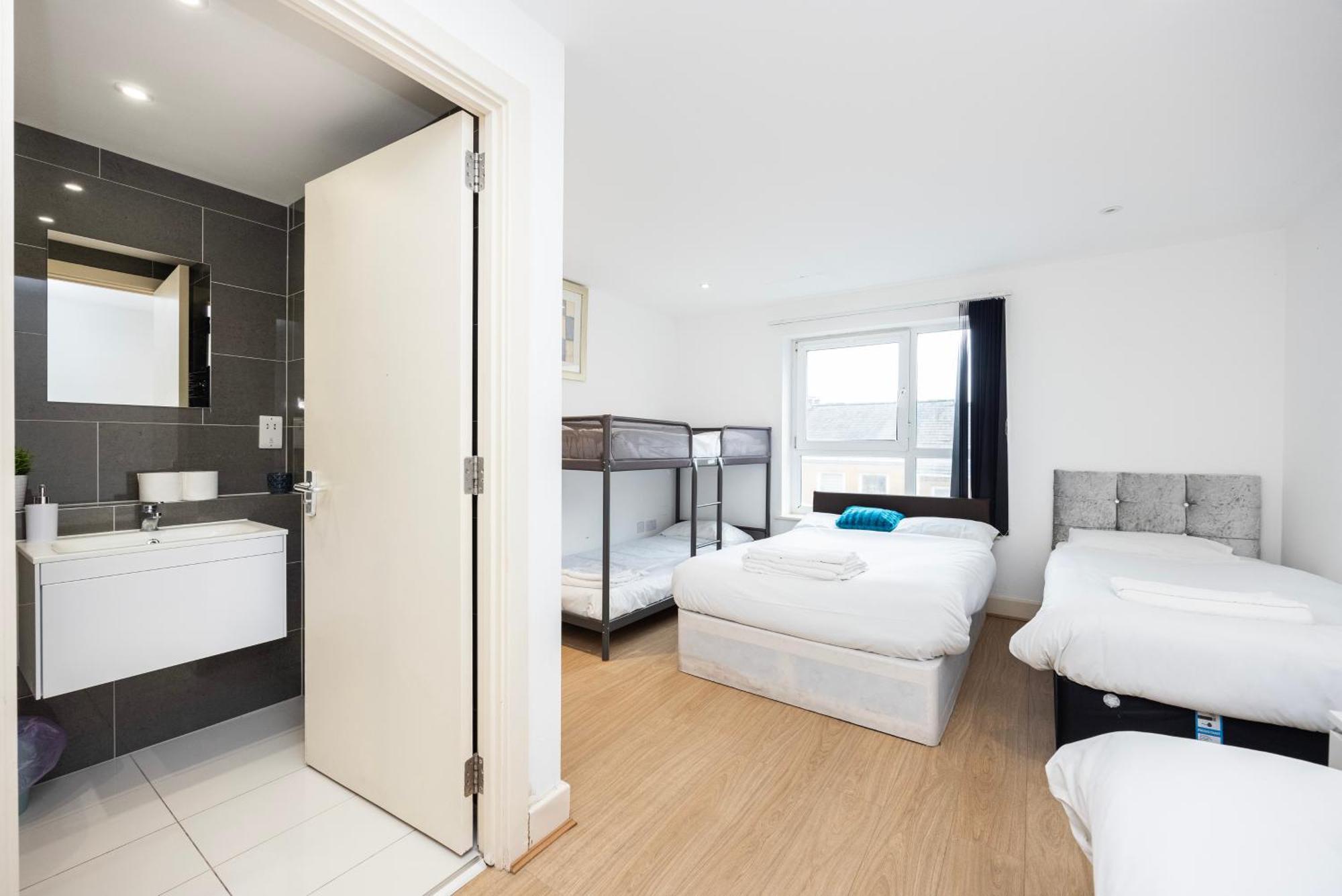 Apartment Heads On Bed -canary Wharf Docklands For The Larger Groups *