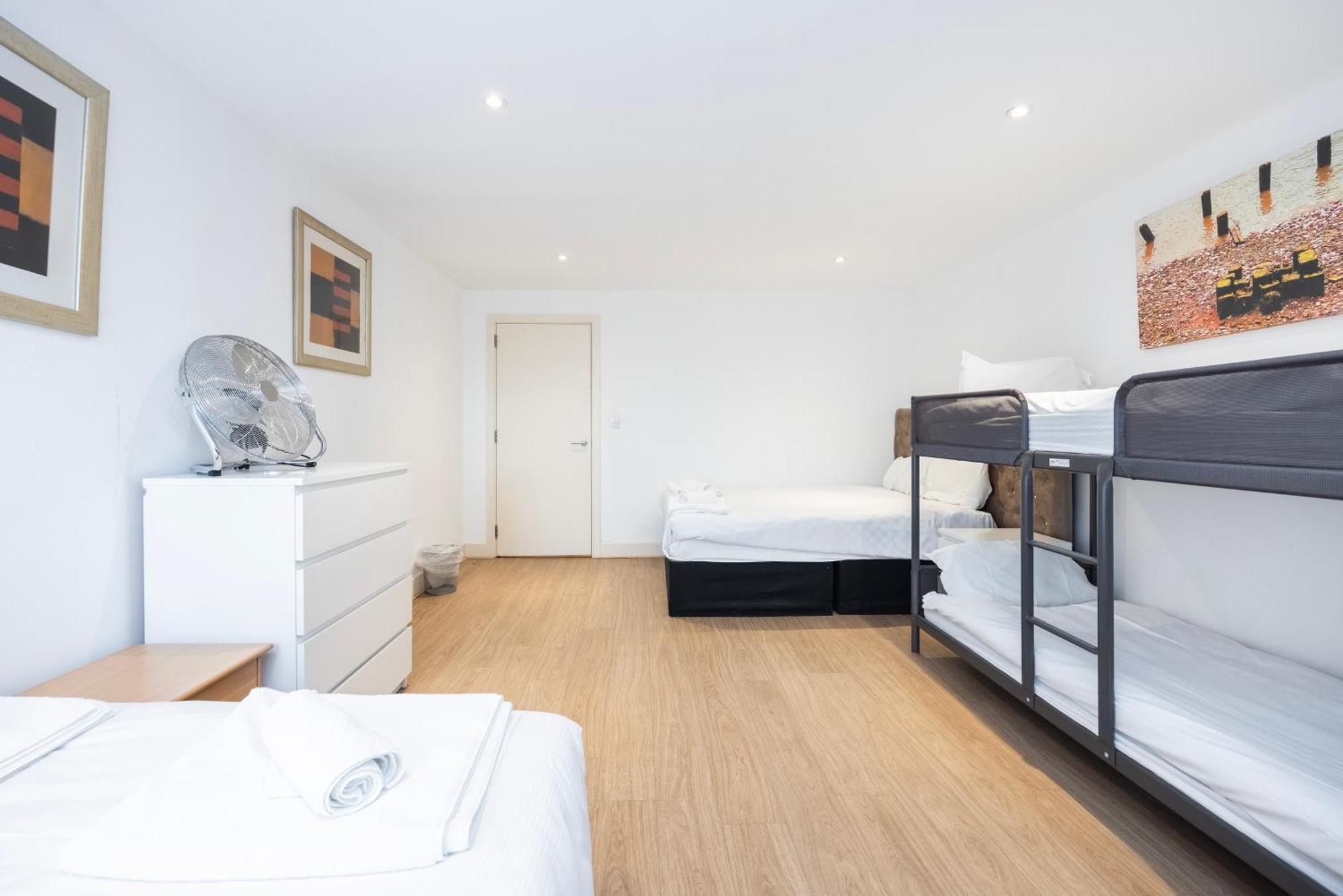 Heads On Bed -canary Wharf Docklands For The Larger Groups * London