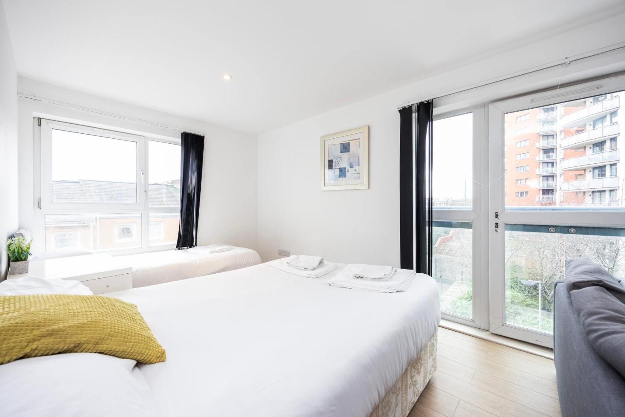 Apartment Heads On Bed -canary Wharf Docklands For The Larger Groups *