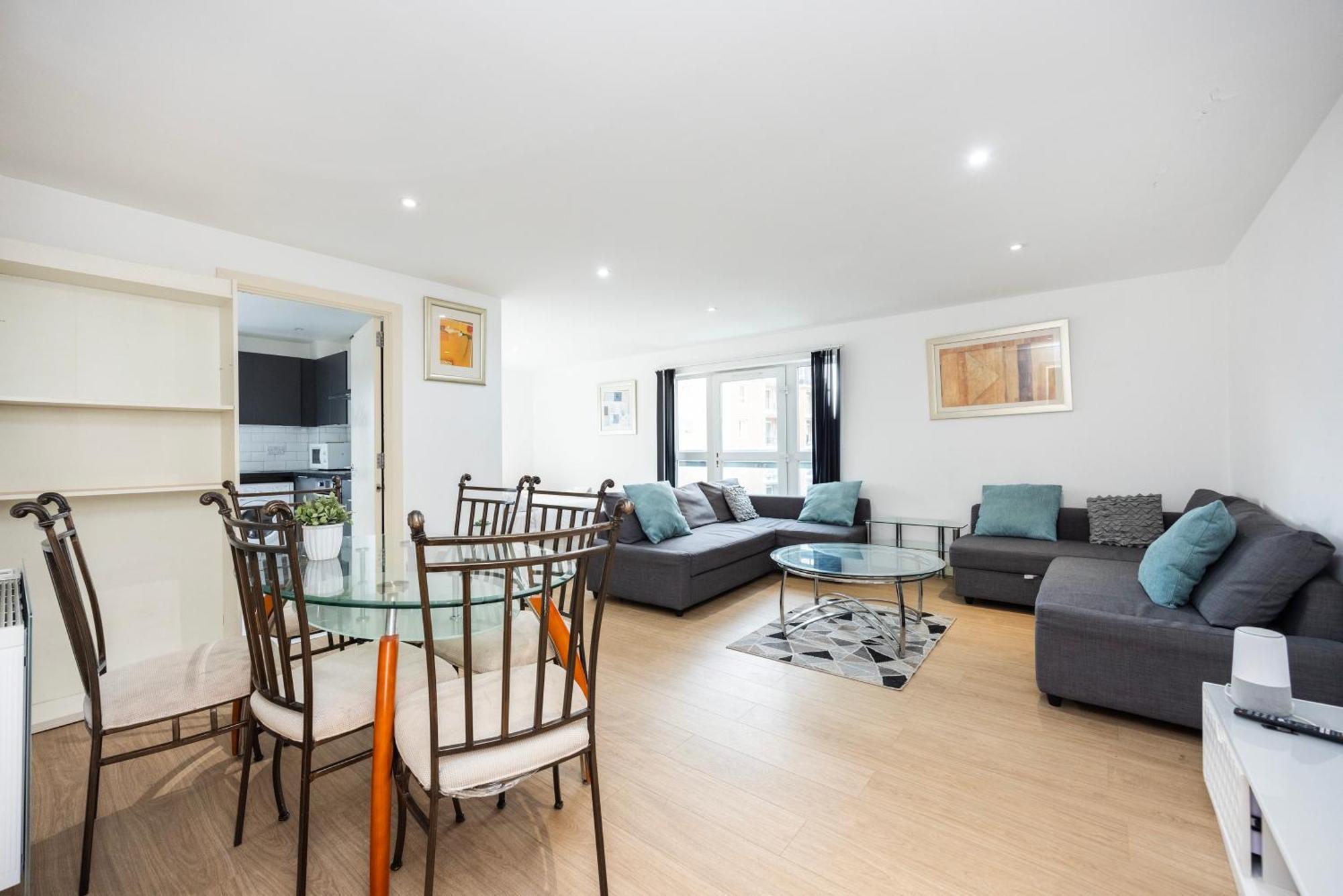 Apartment Heads On Bed -canary Wharf Docklands For The Larger Groups