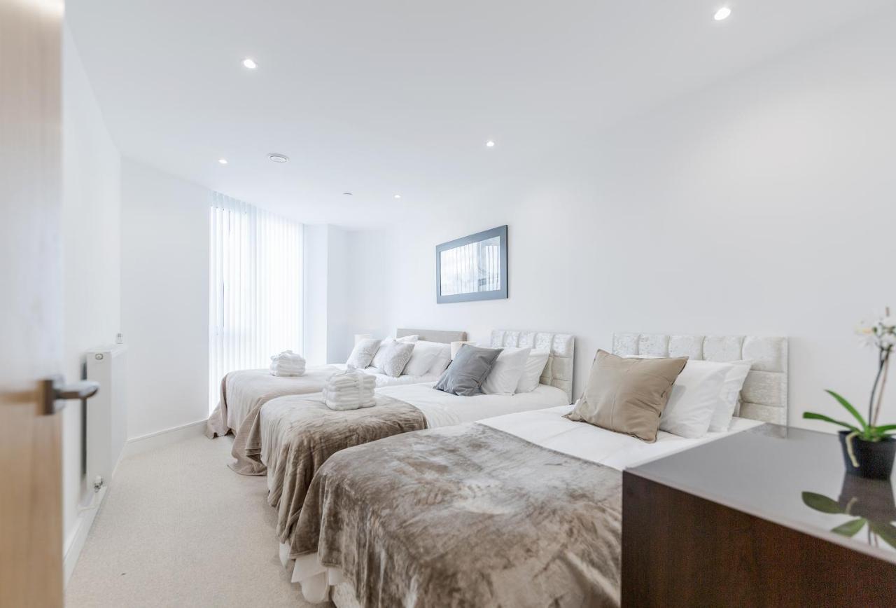 Heads On Bed -canary Wharf Docklands For The Larger Groups Apartment
