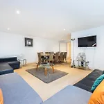 Heads On Bed -Canary Wharf Docklands Apartments For The Larger Groups