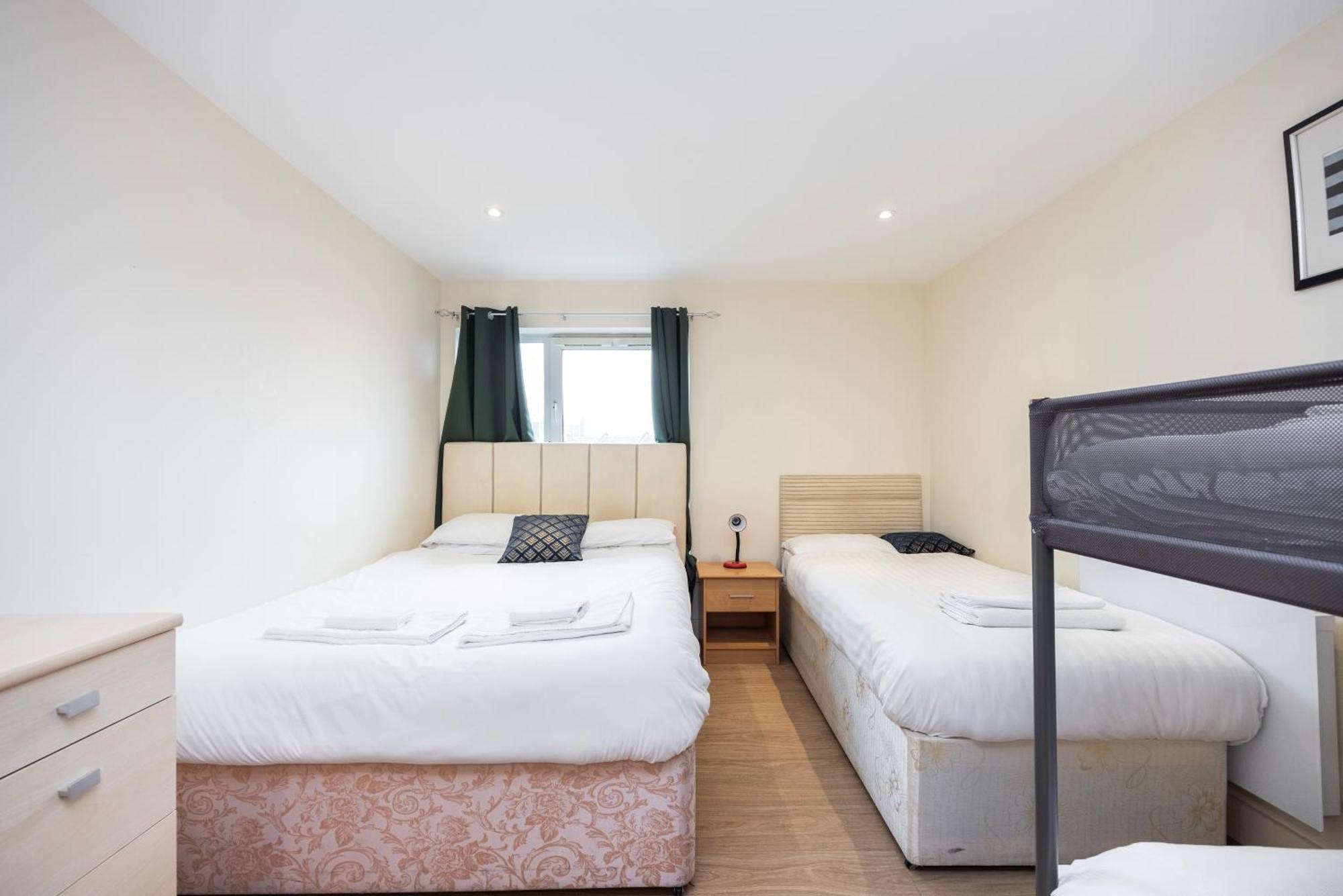 Heads On Bed -canary Wharf Docklands For The Larger Groups Apartamento *