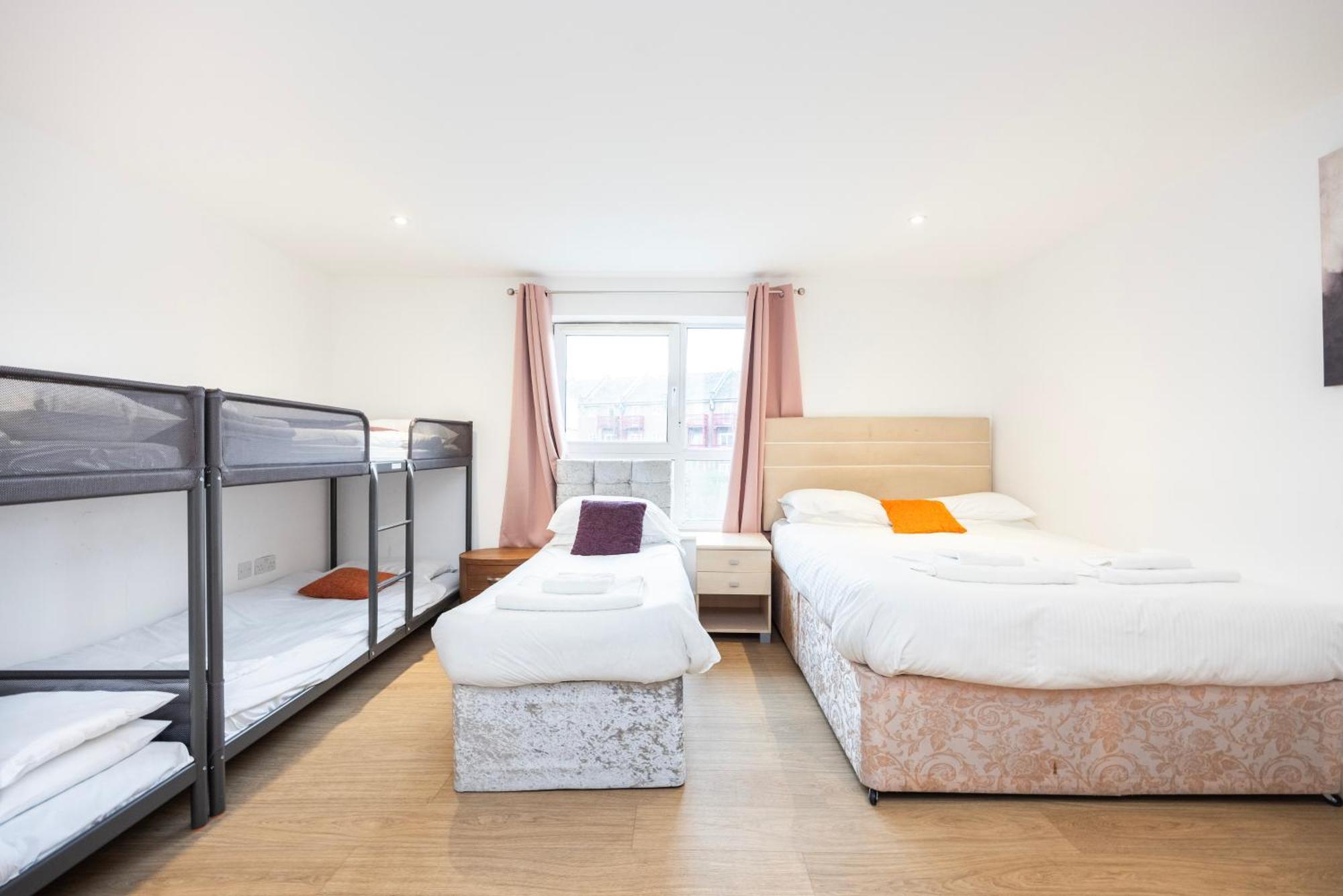 Heads On Bed -canary Wharf Docklands For The Larger Groups Apartamento *