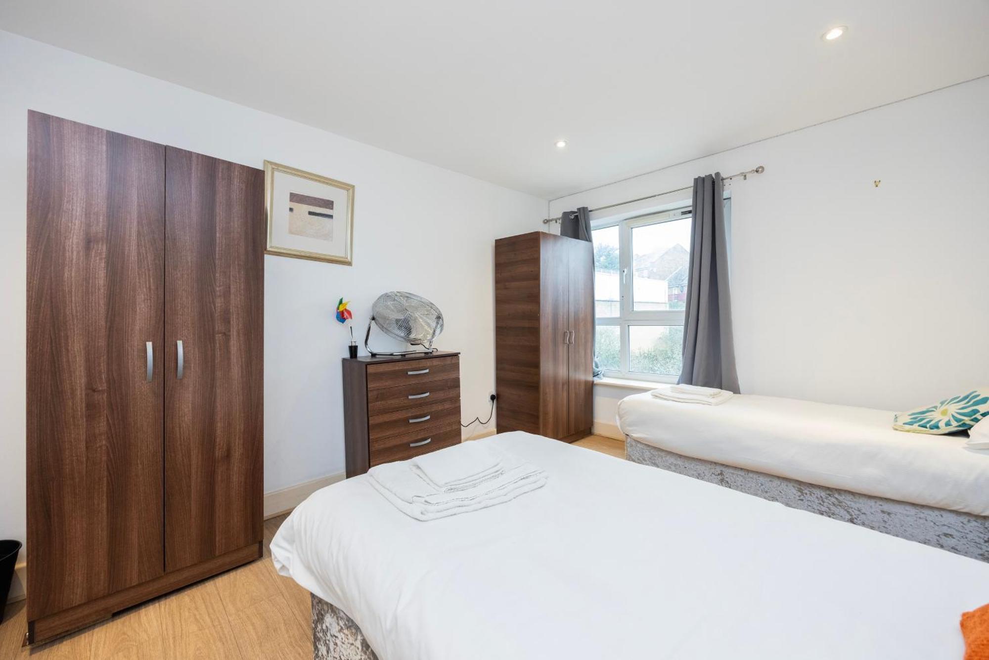 Heads On Bed -canary Wharf Docklands For The Larger Groups Apartamento Londres