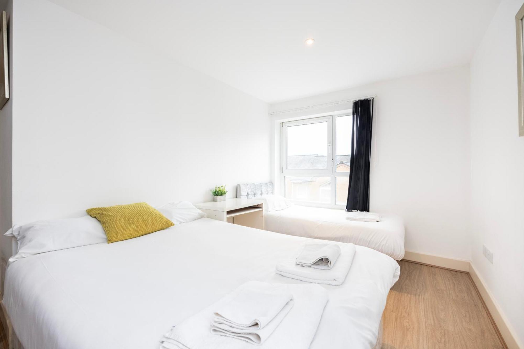 Heads On Bed -canary Wharf Docklands For The Larger Groups Apartamento